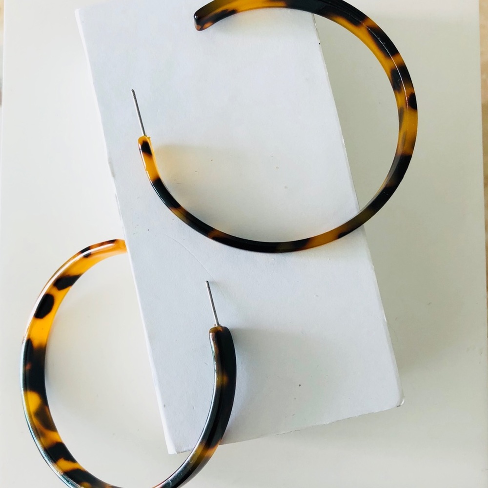 Last 1️⃣! 🌸”RAMONA” RESIN TORTOISE PATTERN HOOPS - Picture 2 of 2